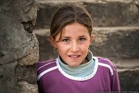 Саму дочку (Лейла ее звали) соседка водила и встречала со школы, чтобы не украли раньше времени (у этого народа принято воровать невест). Еле-еле закончив 9 классов со справкой, Лейлу отдали замуж. Источник фото - сайт ntv.com.tr