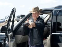 Если бы мне было лет 14, художественный фильм «Добро пожаловать в Зомбилэнд» наверняка бы стал моим любимым фильмом на века. Мне, однако, немного побольше (в связи с чем, наверное, нужно добавить «увы») - так что разговор о фильме «Добро пожаловать в Зомбилэнд» придётся вести в несколько ином ключе. 
Отметим, что прямо сейчас «Зомбилэнд» с большим успехом идёт по кинотеатрам всего мира. Что лишний раз доказывает, что идеальной аудиторией кинофильма на сегодня являются как раз 14-летние мальчики (причём как те, кому по факту ровно 14, так и те, кому столько будет всю жизнь независимо от количества свечек на очередном тортике). Что ж, с не самой очевидной задачей превратить кино про зомби в народный хит создатели «Зомбилэнда», по-видимому, справились вполне успешно. Получилось это, правда, ценой потери индивидуальности зомби. Если раньше у мастеров жанра вроде Джорджа Ромеро за поведением зомби всегда скрывалась какая-то метафорическая идея (и даже хохмачи из английского "Shaun of the Dead", вроде бы пародирующего фильмы о зомби, успели несколько раз зарифмовать неповоротливых оживших кадавров с чем-нибудь интересным), то здесь сражение с зомби окончательно сведено к развеселому кинематографическому аттракциону. Обычному поводу красиво пострелять с двух рук из больших пестиков в духе фильмов Джона Ву и Роберта Родригеса или устроить какой-нибудь бодрый мордобой, иногда с применением не самых подходящих для этого подручных средств, вроде садовых ножниц или рояля.

В принципе, если не желать от фильма ничего, кроме бодрого мордобоя и стрельбы с двух рук, то «Зомбилэнд», что называется, доставит. Как аттракцион он работает весьма сносно - временами будет весело, временами страшно, а на закуску припасён довольно бодрый выход Билла Мюррея в роли самого себя. Ах, да - есть ещё и действительно роскошные начальные титры, озвученные Metallic'ой. Но всё-таки даже с точки зрения осатаневшего чертового колеса механизм «Зомбилэнда» периодически начинает сбоить - когда в фильме длиной какие-то час двадцать периодически вдруг образуются провалы в действии, это как-то серьёзно расхолаживает. Плюс у создателей «Зомбиленда» имеется одна очень дурная привычка - каждый раз, когда у персонажей фильма образуется хоть что-нибудь, похожее на внутреннюю, не объясняемую чистыми сюжетными поворотами, жизнь, навязчивый закадровый монолог главного героя немедленно это всё озвучивает. Даже когда в финале ему приходится выходить на решающую битву с зомби-клоуном (к которой, в общем, нас красиво ведут полфильма), он успевает в паузе непременно проговорить про себя, что это именно решающая битва. Как говорит в одной из сцен 12-летняя героиня с дробовиком наперевес, оправдывая своё жестокое поведение - «Это всё от видеоигр»; и такое ощущение, что создатели «Зомбилэнда» в этой фразе как бы шутят, но в то же время и сами считают своего потенциального зрителя немножко кретином, которому из-за видеоигр (и всего прочего) надо всё объяснять на спичках. Нельзя же так с теми, кто вас кормит, ребята, а?

Вердикт Кочерыжкина - вполне бодрая и местами ужасно смешная, но до обидного пустая комедия про зомби