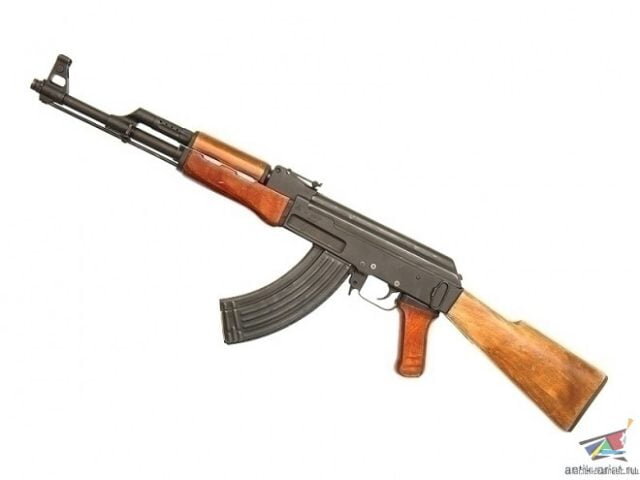 7,62-мм автомат Калашникова (АК)[4] — автомат, принятый на вооружение в СССР в 1949 году; индекс ГРАУ — 56-А-212. Был сконструирован в 1947 году М. Т. Калашниковым.Автомат КалашниковаAK-47 assault rifle.jpgТипАвтомат[1]Страна СССРИстория службыГоды эксплуатации1949 — 1958 год (СССР)Принят на вооружение1949На вооружениисм. Страны-эксплуатантыВойны и конфликтыпрактически все военные конфликты, восстания и инсургенции, с сер. XX в. до сих порнеполный переченьВойна во ВьетнамеГражданская война в ЛаосеГражданская война в КамбоджеКампучийско-вьетнамский конфликтКитайско-вьетнамская войнаГражданская война в АфганистанеИрано-иракская войнаВойна в Персидском заливеВойна в ХорватииБоснийская войнаИракская войнаНарковойна в МексикеКамбоджийско-тайский пограничный конфликт (2008)Гражданская война в ЛивииГражданская война в СирииГражданская война в ИракеТуарегское восстание (2012—2013)История производстваКонструкторМихаил КалашниковРазработан1947 годПроизводительИжевский машиностроительный заводГоды производства1947 год — по настоящее времяВсего выпущено100 млн[2][3]ВариантыАКАКСАКМАКМСАК-74АКС-74АК-74МАКС-74УAK-103AK-105AK-107АК-12АК-15ХарактеристикиМасса, кгбез патронов / снаряжённый. без штыкапервый выпуск:4,3 / 4,80,43 / 0,92 — пустой / снаряжённый магазин[4]поздний выпуск:3,8 / 4,30,33 / 0,82 — пустой / снаряжённый магазин[4]0,27 / 0,37 — штык без ножен / с ножнами[4]Длина, мм870 / 1070 (со штыком)[4]