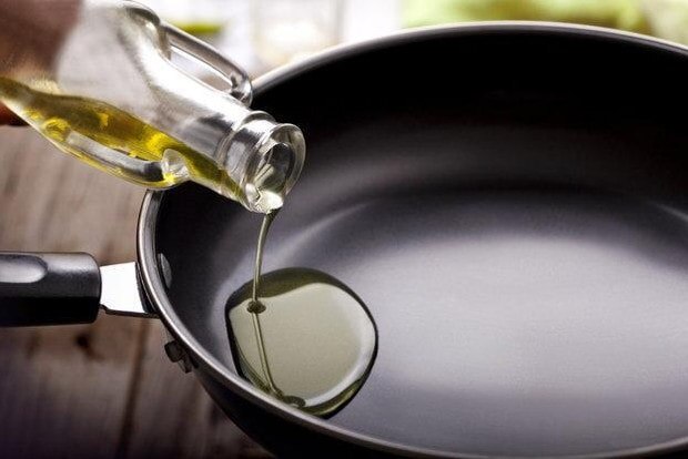 Наливаем маслице на сковородку