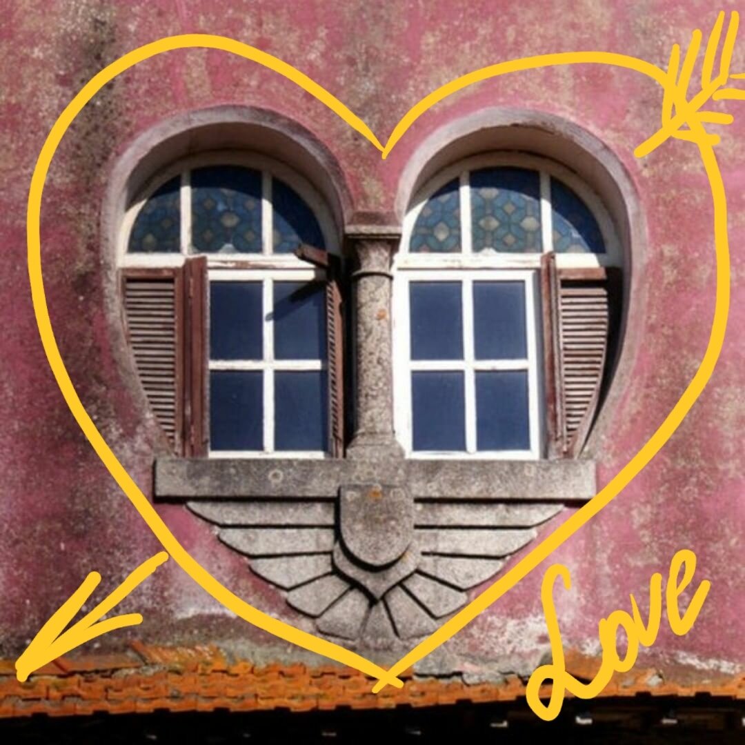 С помощью необычных окон всегда можно было сделать любое здание выдающимся