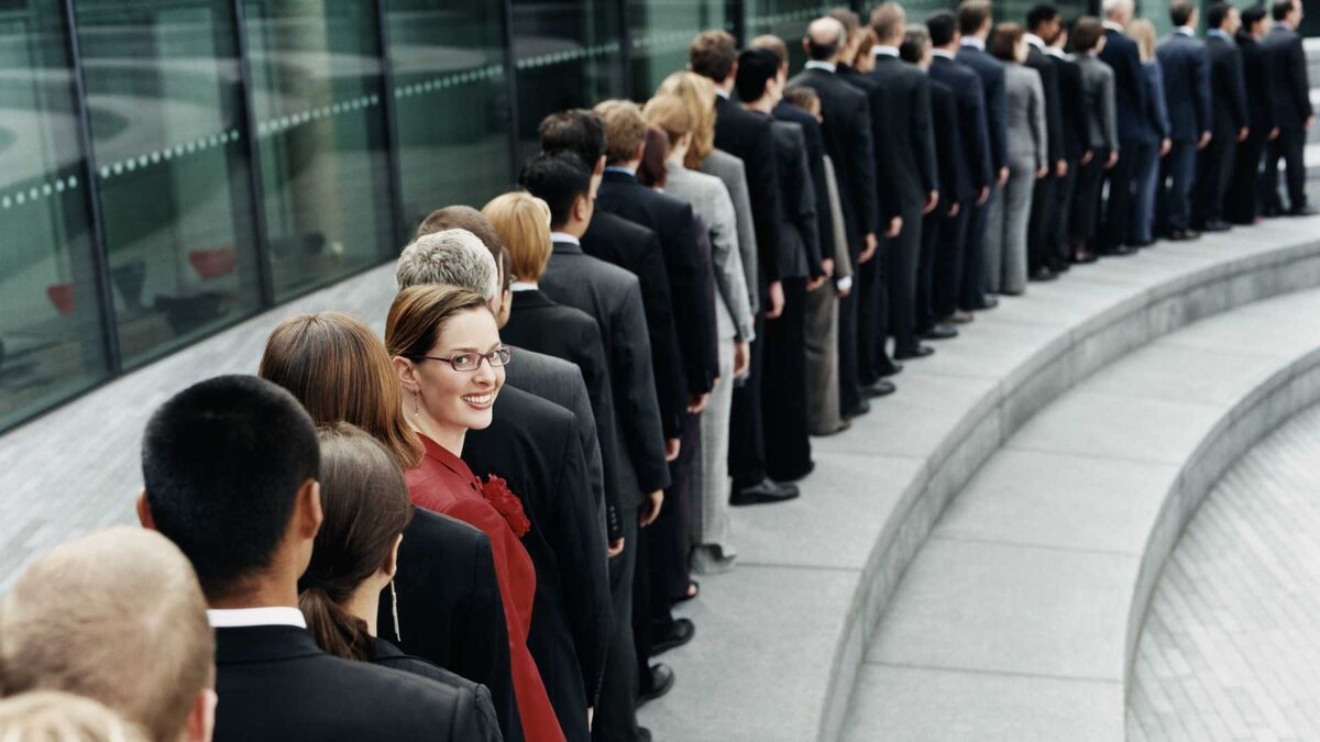 Девушка в красном. Картинка из открытых источников.