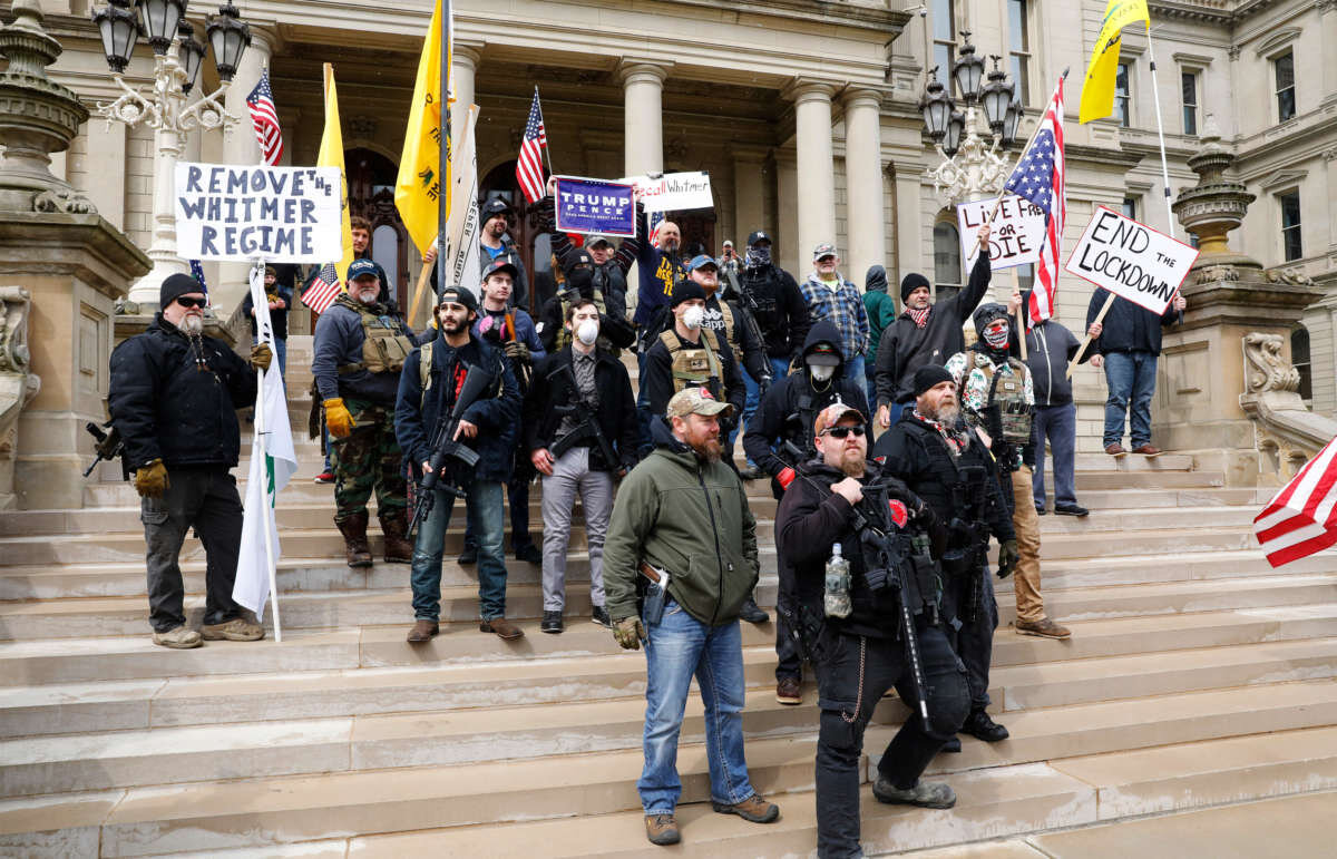 Протестовать против. Митинги в США. Вооруженные митинги в США. Митингующие в Америке. Митинг в Америке.