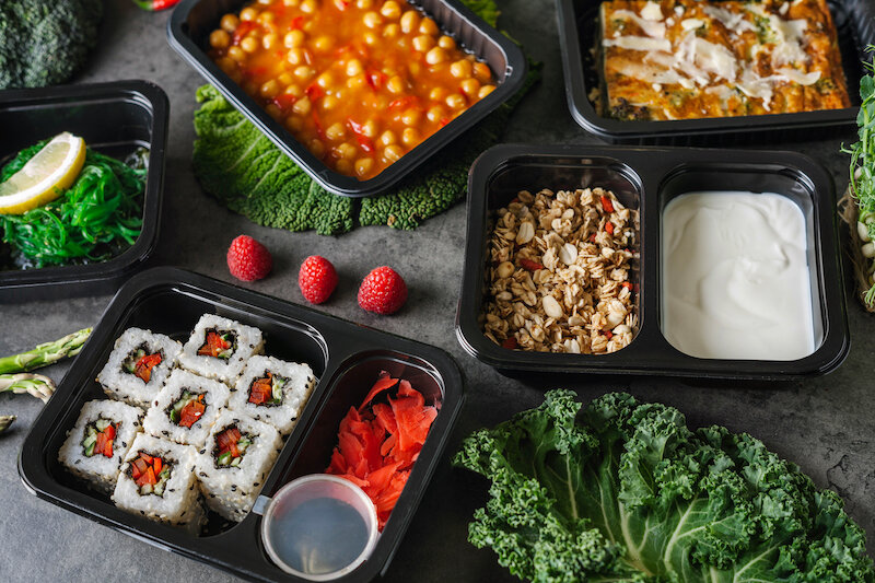 Правильное питание — это невкусно На самом деле, не обязательно питаться только сухой куриной грудкой и овсянкой. Главное при похудении — дефицит калорий и соблюдение баланса белков, жиров и углеводов. Вписать в норму дневной калорийности можно все что угодно, но это не всегда полезно. У вас есть выбор — съесть целую тарелку гречки с ложкой оливкового масла или несколько конфет. Не существует вредных продуктов. Вопрос только в количестве. В интернете можно найти множество вкусных низкокалорийных рецептов.