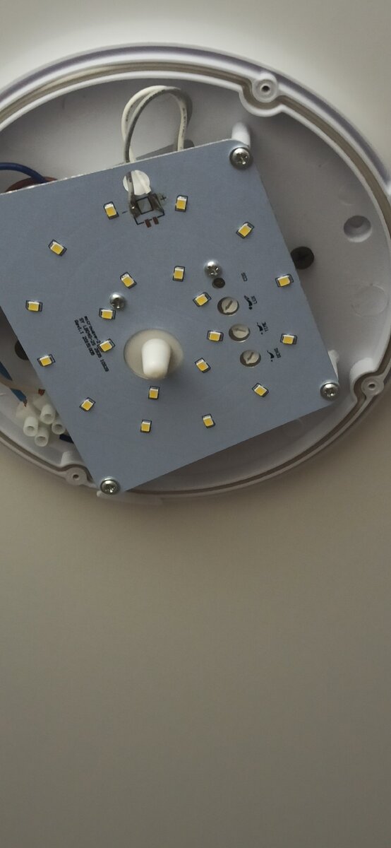 Светильник со стеклянным плафоном