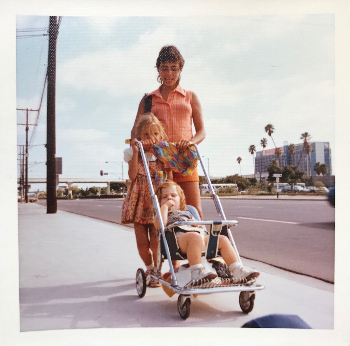 Мы с сестрой и мамой в детстве