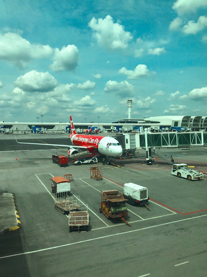 Аэропорт Гонконга. Самолёт во Вьетнам