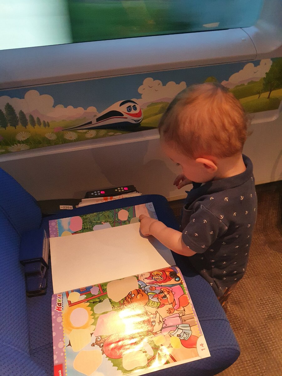 Деткам дарят вот такие журналы с наклейками 