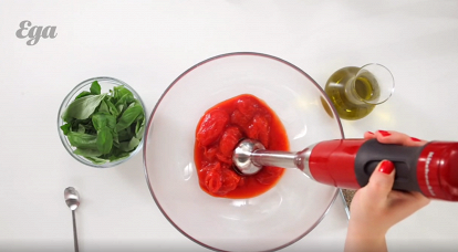 3. В отдельную миску выложить помидоры и измельчить их при помощи погружного блендера, добавить листья базилика, влить 1 ч. л. оливкового масла, поперчить, посолить и все тщательно перемешать..                                                                                                    