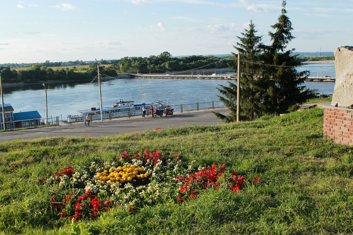 Вид на понтонный мост через р.Оку с берега г.Павлова.