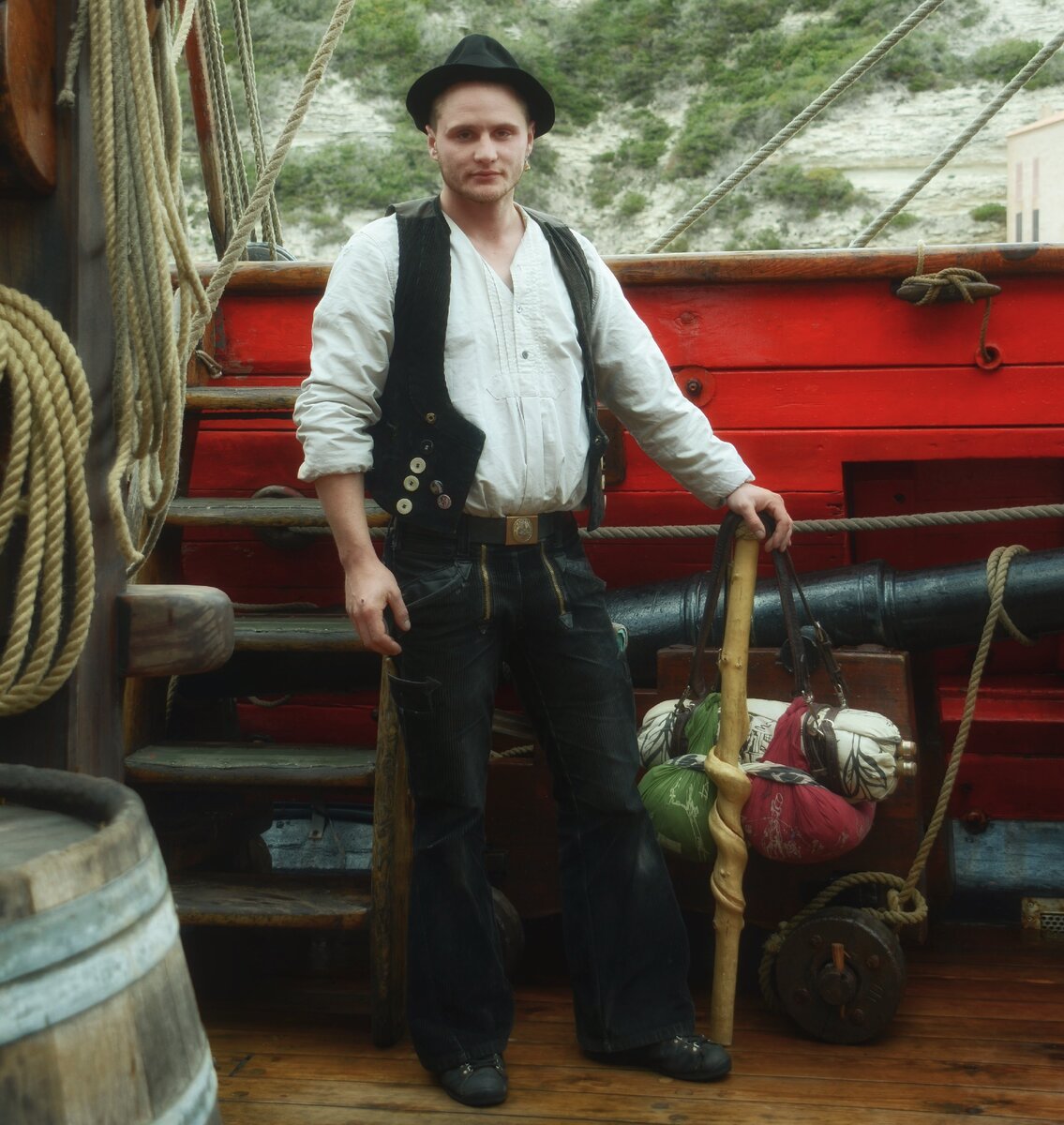 вот так Journeyman одет все 3 года своего приключения