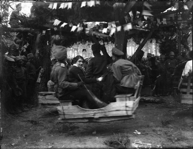 На карусели
Неизвестный автор, 1900-е, МАММ / МДФ