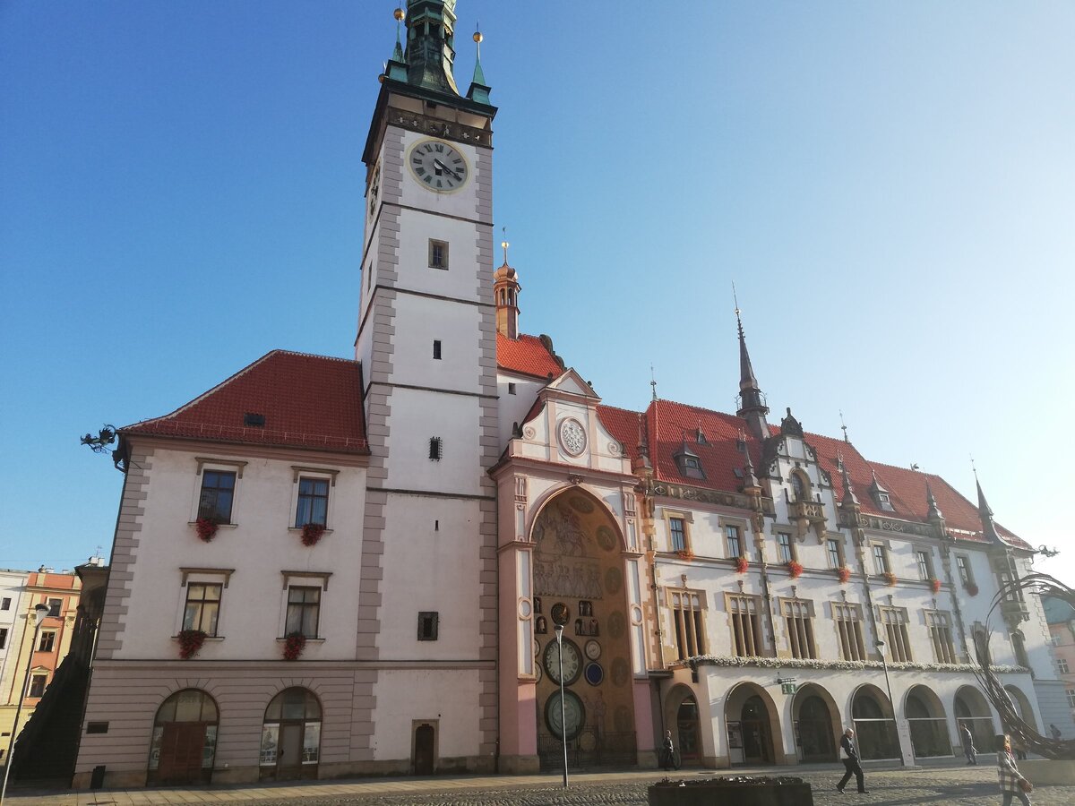Фото Старой ратуши Оломоуца как бы намекает, что стоит брать в поездки хорошую камеру, а не надеяться на телефон.. 