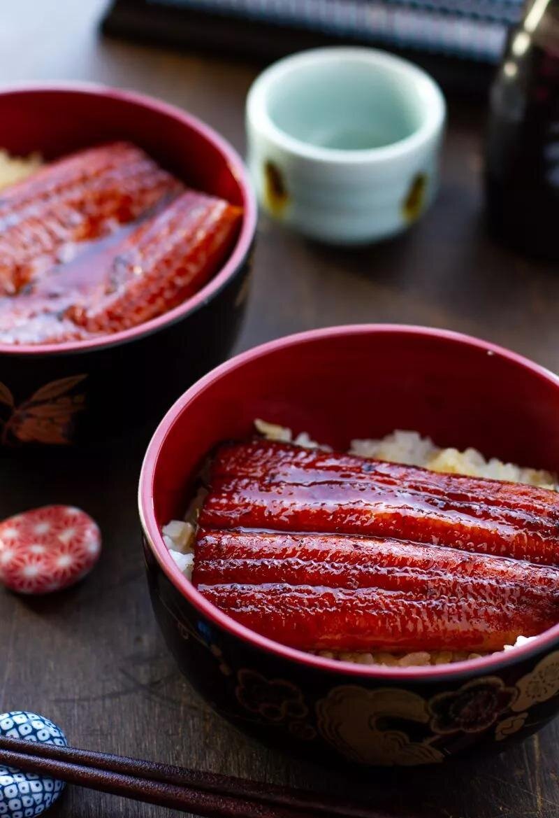 Блюдо из угря, приправленное соусом унаги