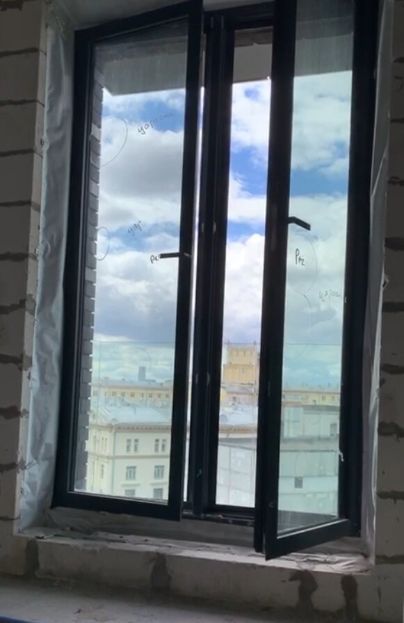 Так выглядели наши ометки дефектов на окнах. Фото автора