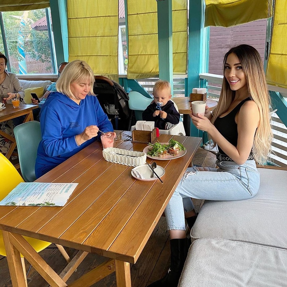 Алёна заявила, что работает и развивается ради семьи ​
Фото: «Инстаграм»