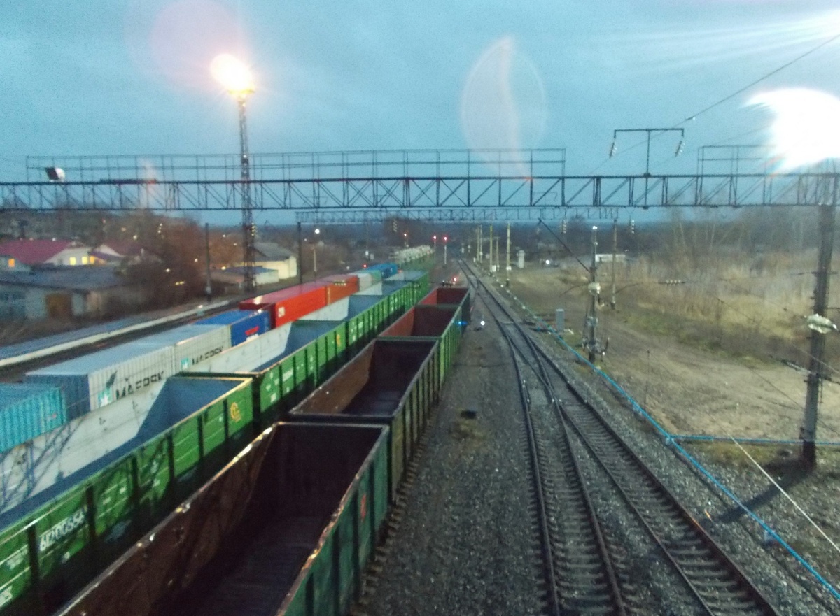 Вот, его видно. Контейнерный состав.