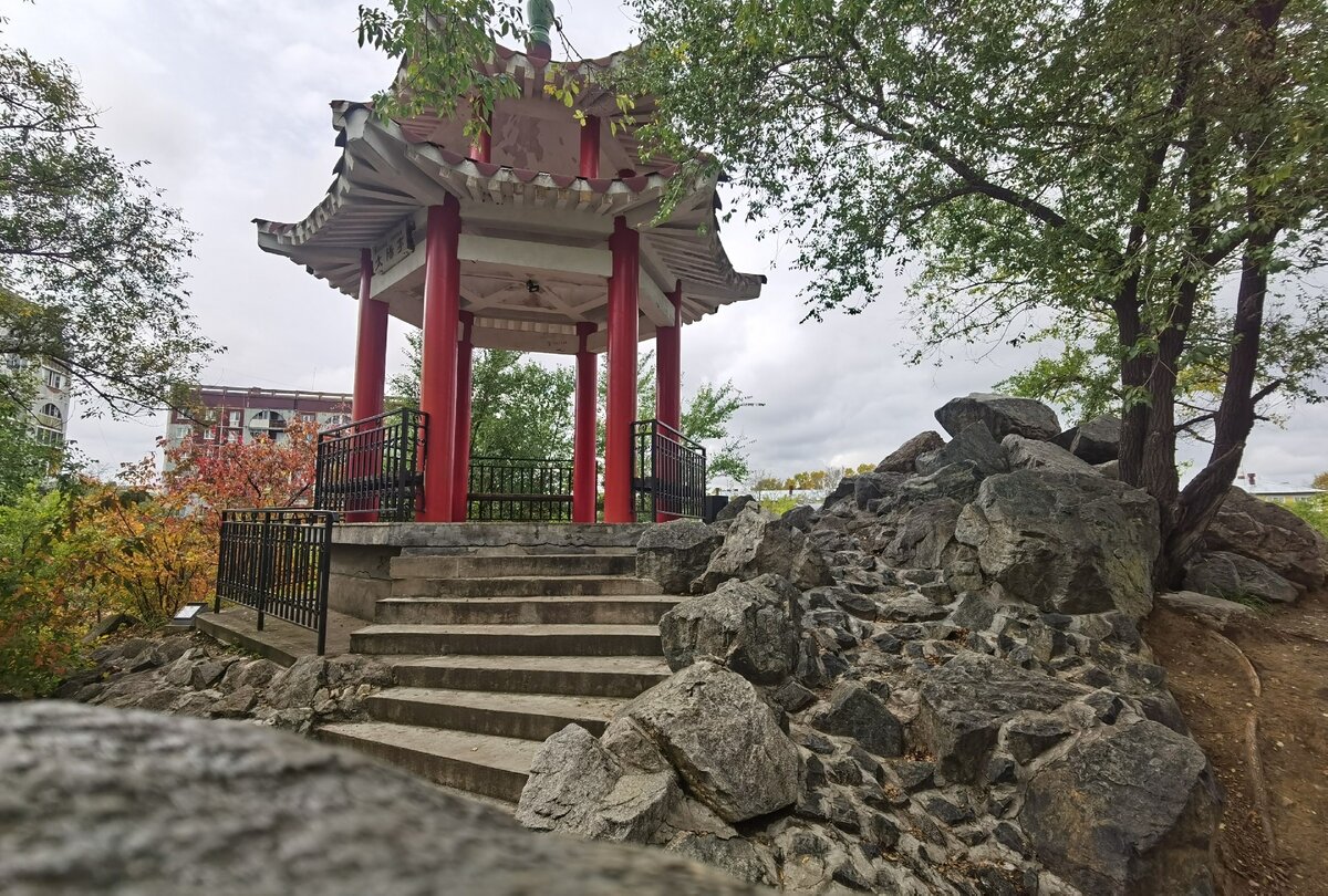 Небольшая пагода на холме. Очень приятное место, отсюда видно все вокруг! С одной стороны водопад, с другой - местные дома в окружении зелени