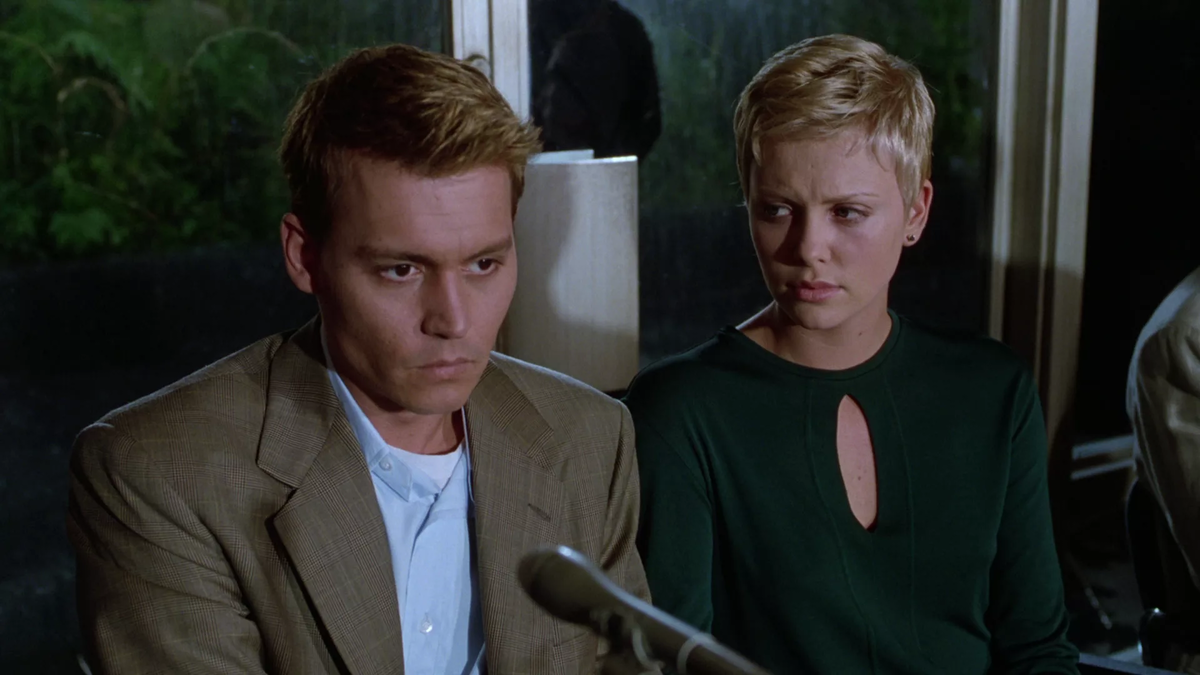 Джонни Деп и Шарлиз Терон на кадре в фильме "Жена астронавта"