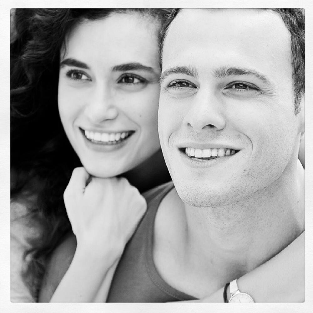 Фото из интернета. Керем Бурсин и Ханде Догандемир, актеры из сериала "В ожидании солнца".  Листайте вправо