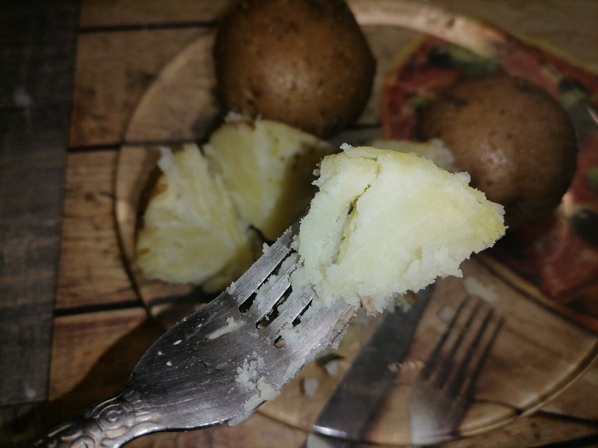 Расскажу, как по-новому сварить самую ароматную и вкусную картошку "в мундире". Без воды и соли, за 4 минуты