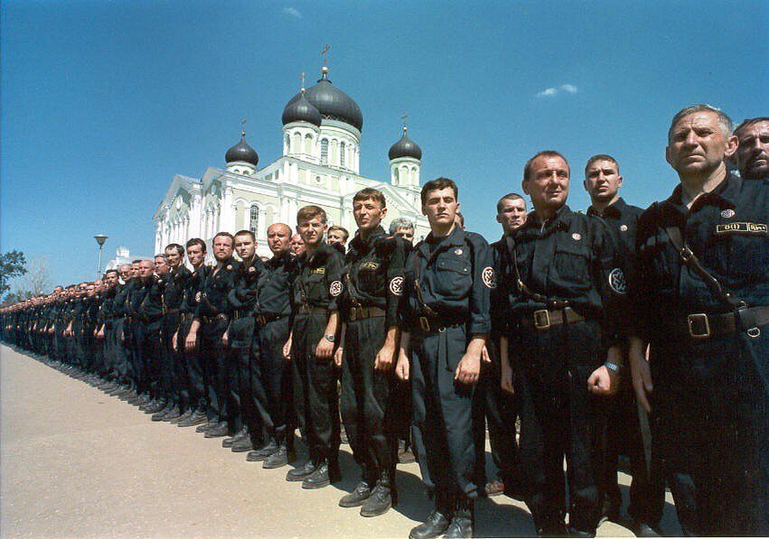 Летом 1991 года соратники РНЕ принимали самое непосредственное участие в организации торжеств в Дивеево; в день памяти преподобного Серафима Саровского его мощи были возвращены в Дивеевский монастырь, им основанный. Исполнилось одно из его пророчеств – исполнятся и все остальные! Кстати, именно тогда в небе был явлен наш Священный Символ, что также является глубоко мистичным событием.