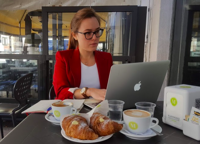 Много углеводов и сахара с самого утра - чтобы работать веселее и продуктивнее.