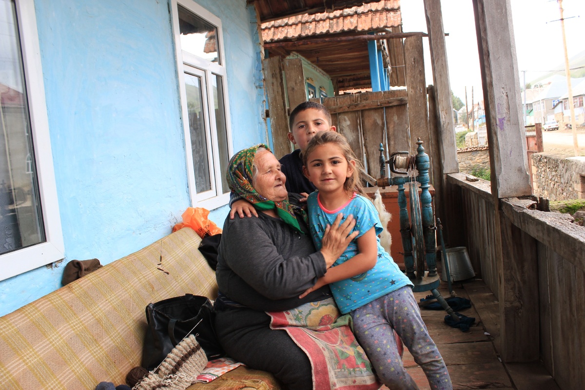 Надежда Яковлевна с внуками