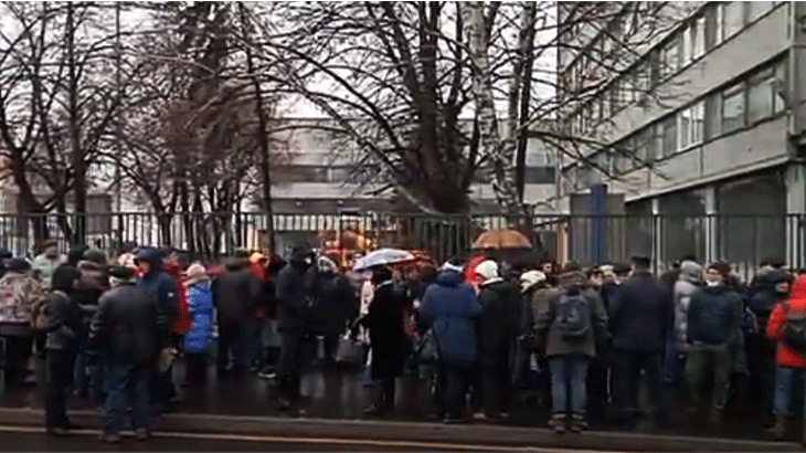 Люди собрались поддержать репрессированного лидера