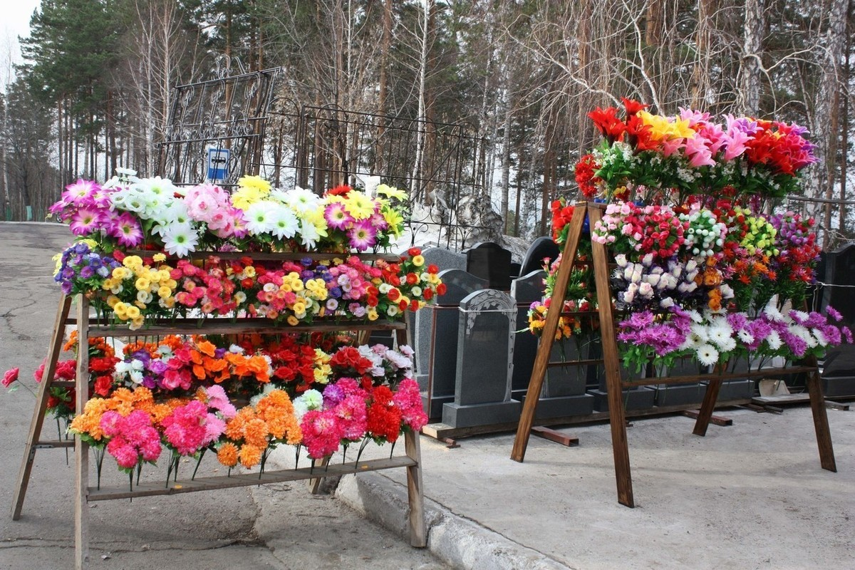 Купить цветы на кладбище спб. Искусственные цветы на кладбище. Стойка для искусственных цветов на кладбище. Стеллаж для искусственных цветов. Торговля искусственными цветами на кладбище.