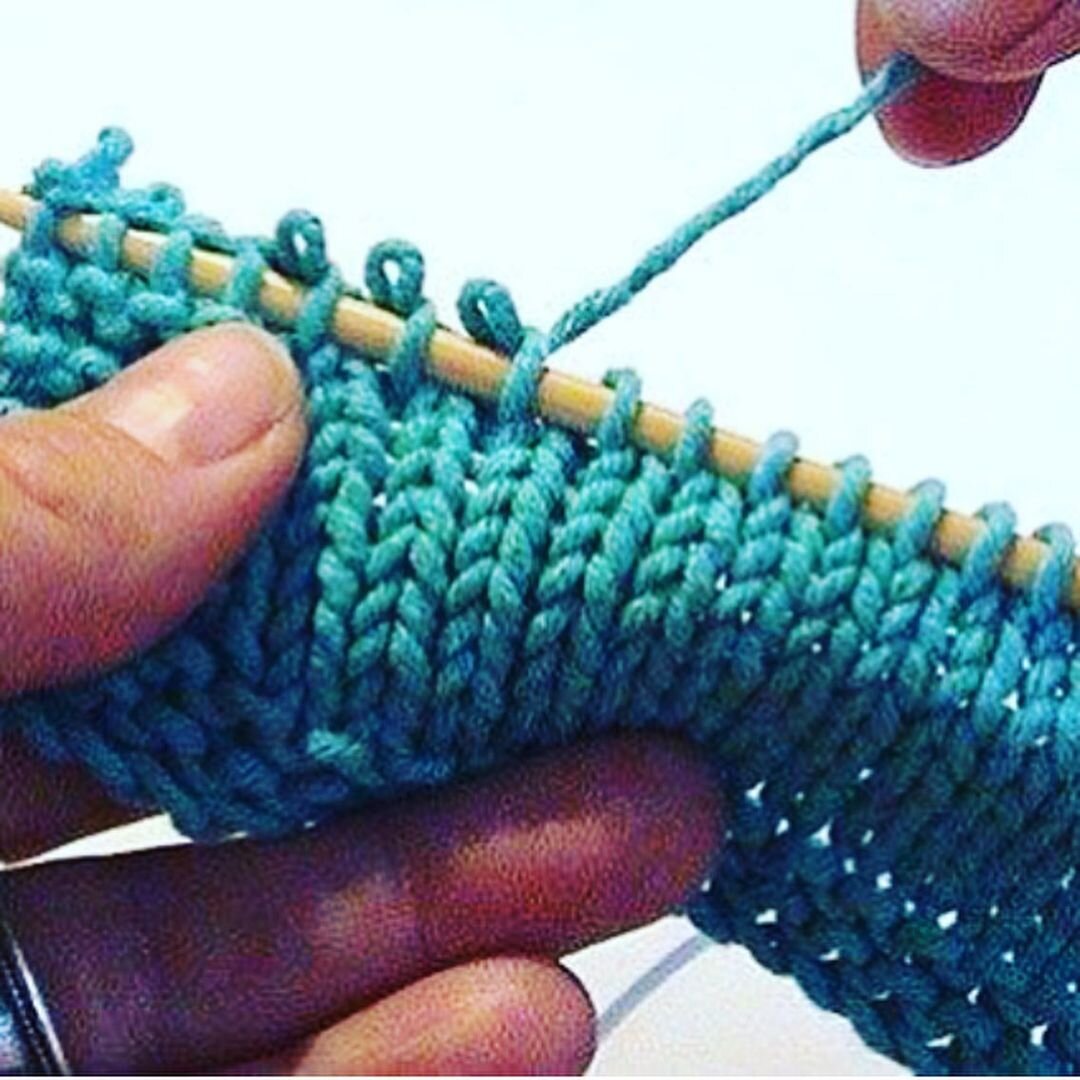 Распускаем вязаное полотно. Как распустить вязаное изделие. Распускает вязку. Распускают вязаное изделие. Укоротить вязаное изделие.