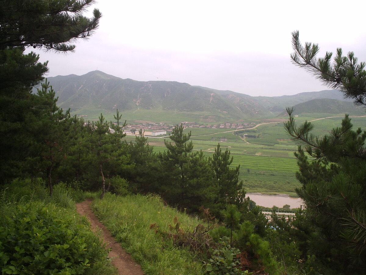 За рекой "дома-призраки". Фото автора.