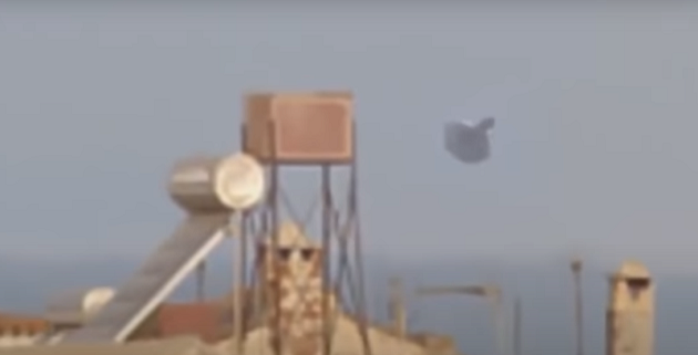 Инопланетный ковш пикирует над Греческим городом