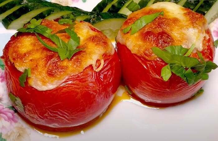 Запечённые помидоры, фаршированные ветчиной и сыром