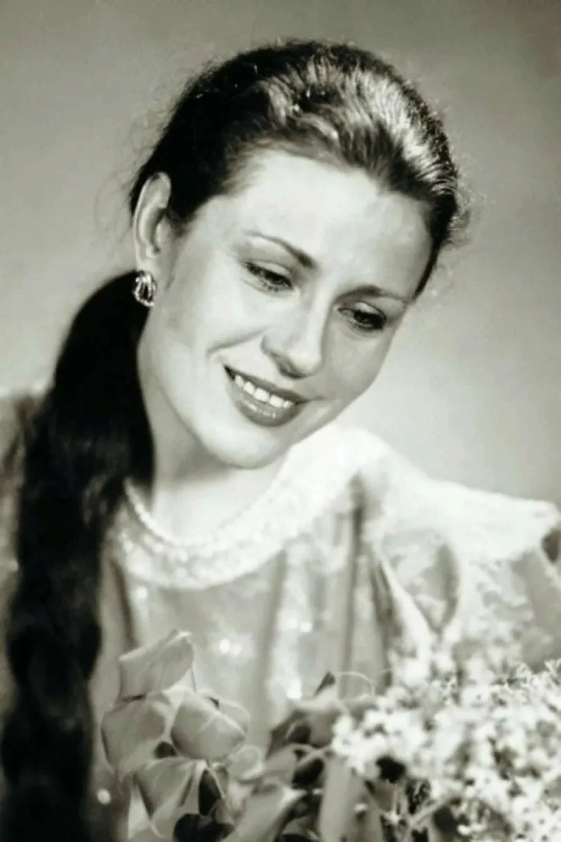 Картинка - https://us.zen.yandex.com/media/russian_rock/valentina-tolkunova-5ebb9a4846a76d491981bf0a?fbclid=IwAR1jX4OH24z-bTjgUGW3kliU-wTNnCwrBYAQY2rPurtr6vfhg04qNi03btU