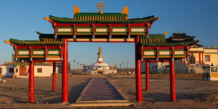 Ворота входа в монастырь Хамрын Хийд (Khamaryn Khiid). Фото из открытых источников