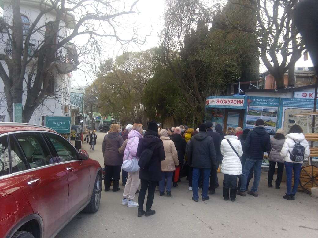 Улица Алупки в конце февраля. Первые туристы. Фото из личного архива.