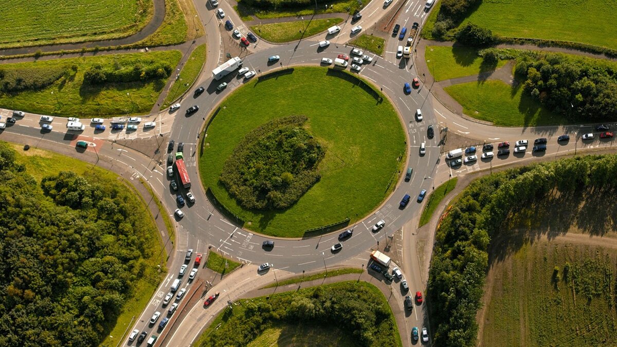 Зарубежный опыт применения кольцевых пересечений и примыканий автомобильных дорог убедительно доказывает их высокую эффективность как средства повышения безопасности движения