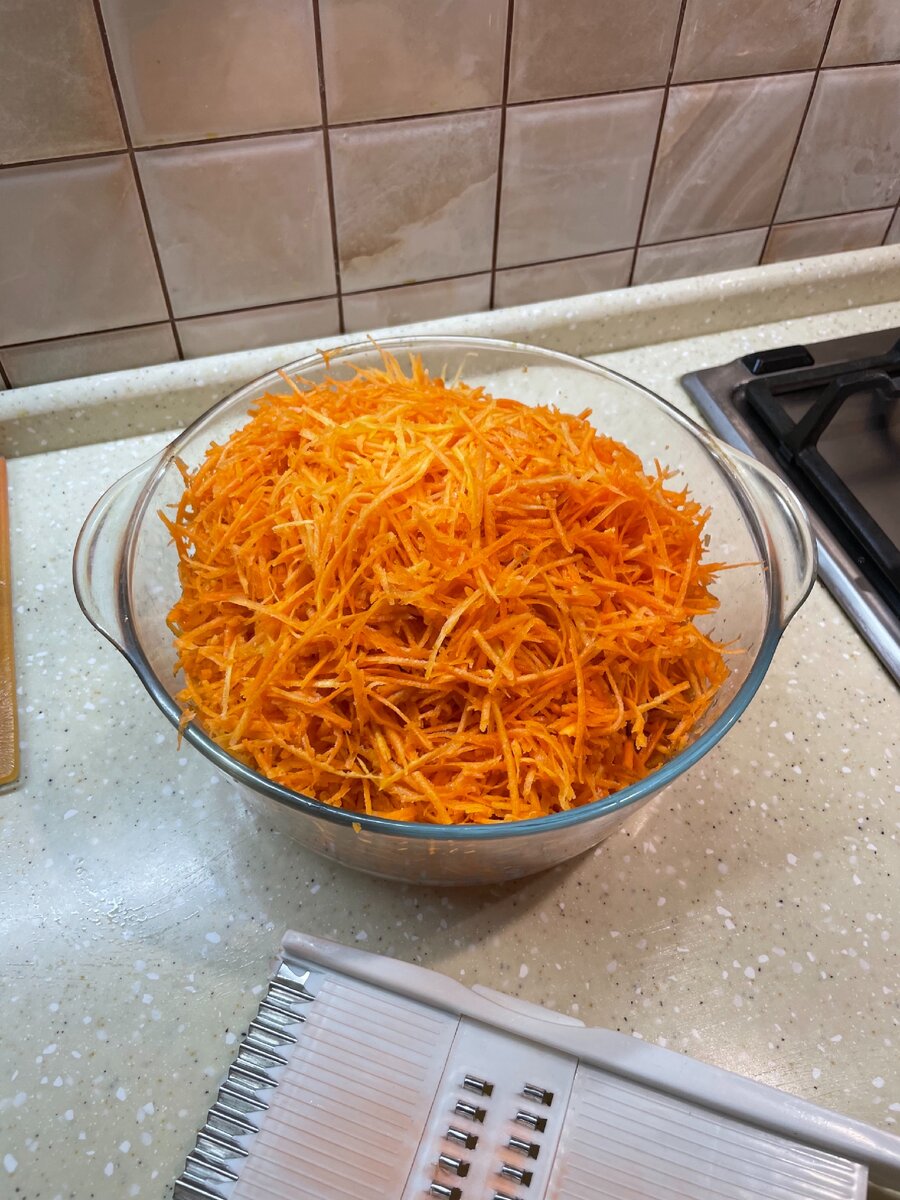 Морковь для этого салата нужно взять крупную и сочную 👍 Итак: 1200-1400 гр моркови, почистить и натереть соломкой . Посолить 1 ст ложкой соли. Хорошо руками перемешать и дать моркови постоять минут 40. 