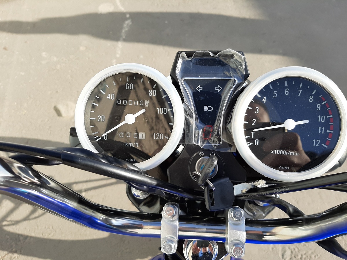 На приборной панели  находиться 