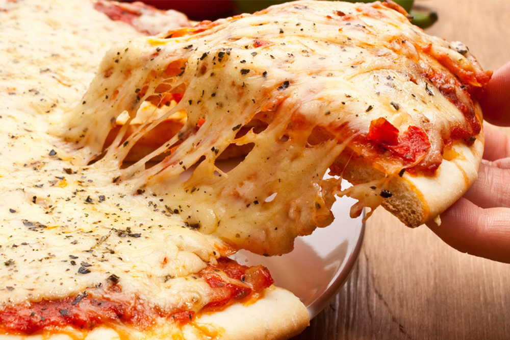 Какой сыр лучше использовать для пиццы. Вкусная пицца. Пицца сырная. Кушает пиццу сыром.
