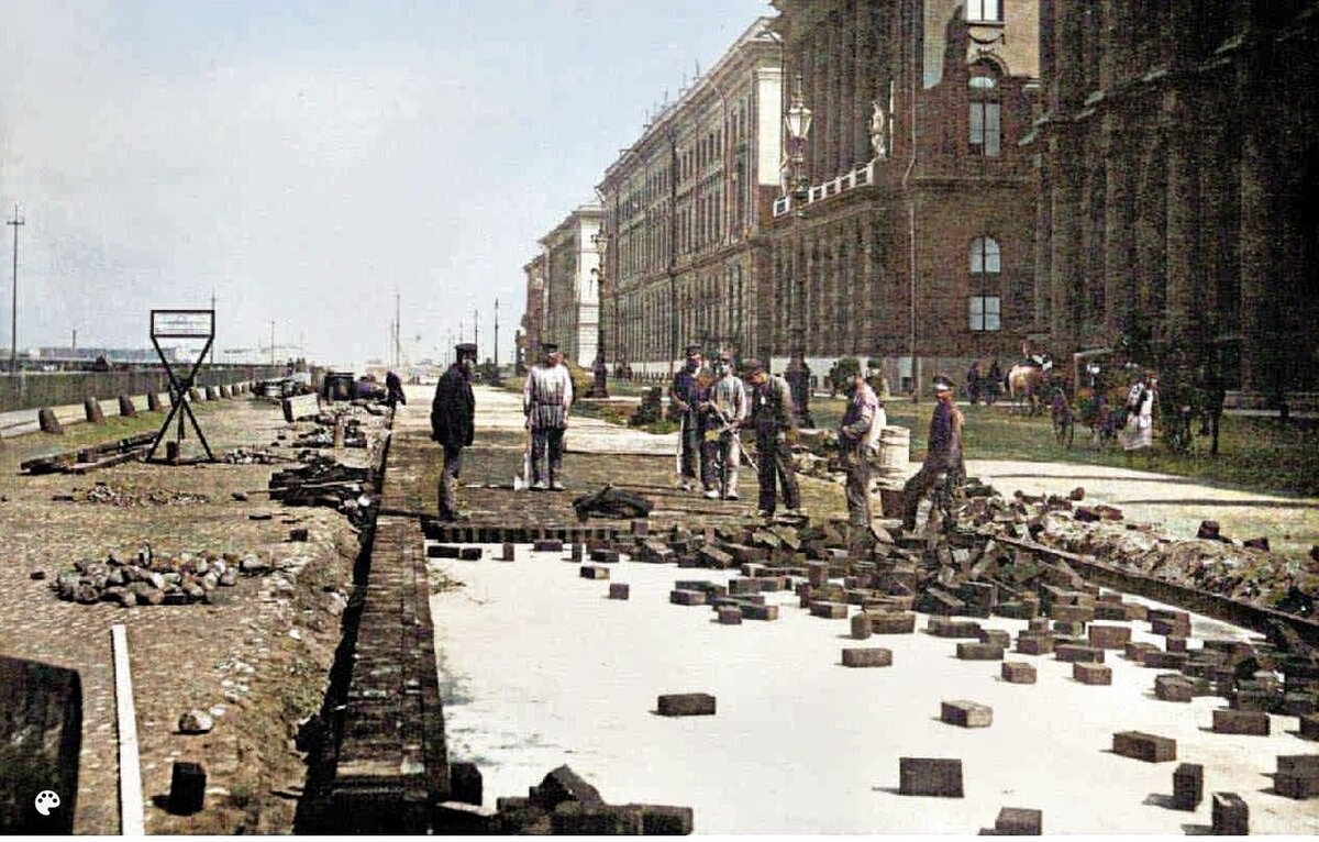 1900-е. Укладка деревянной торцовой мостовой на Дворцовой набережной
