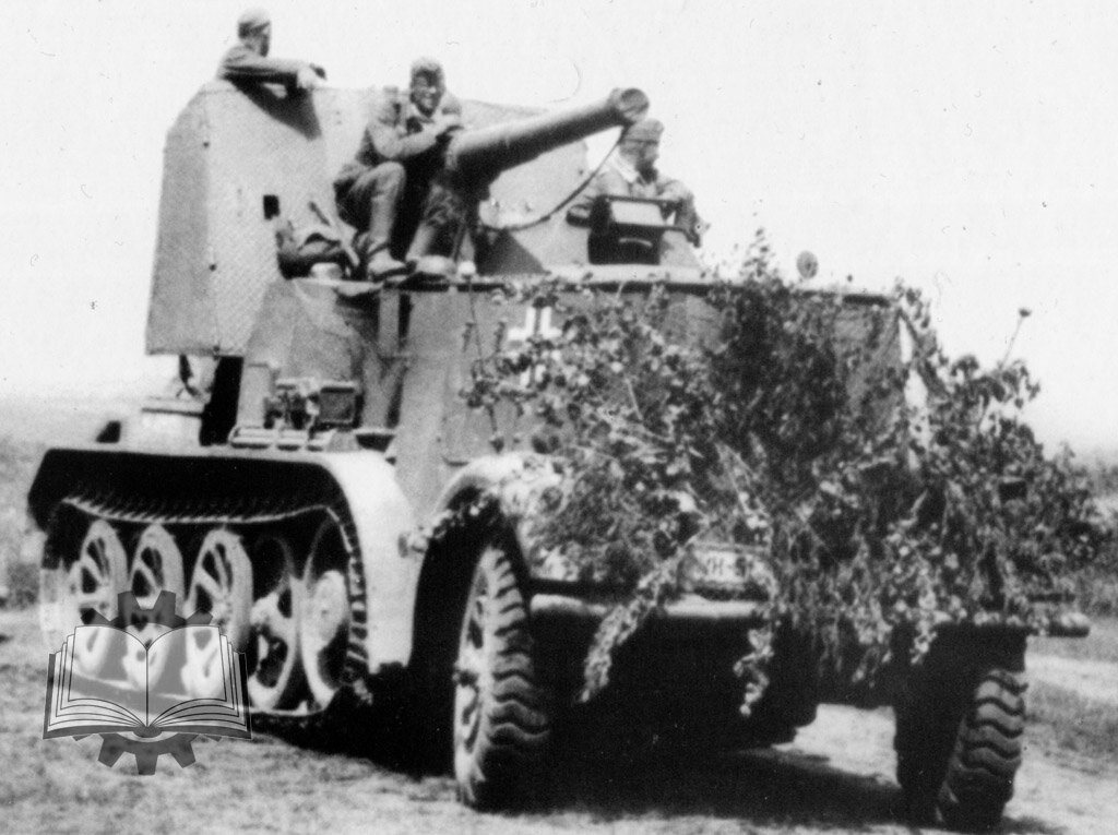 8.8 cm Flak 18 (Sfl.) auf Zugkraftwagen 12t (Sd.Kfz.8), первый и, как потом оказалось, наиболее удачный пример немецкого "самоходного лафета". По частью, выпуск ограничился 10 экземплярами.