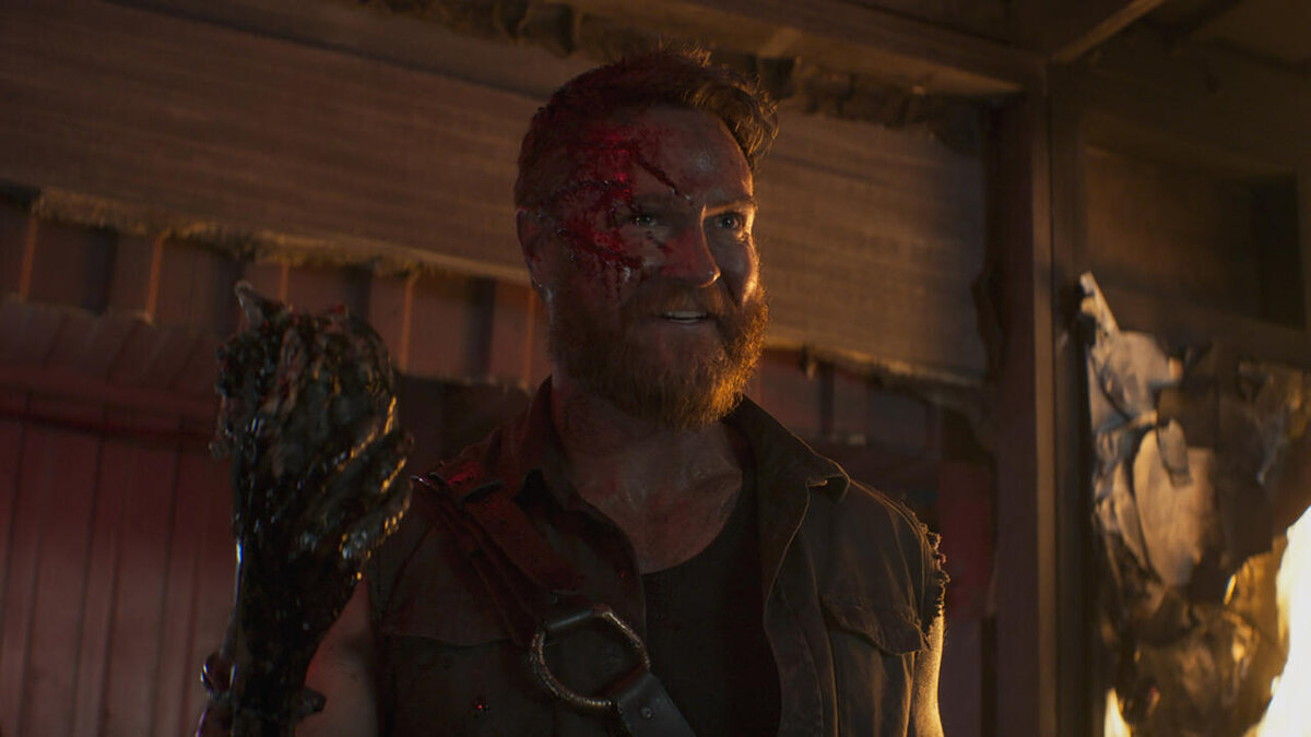 Как бы немного намекает о наличии рейтинга "R" в фильме. 