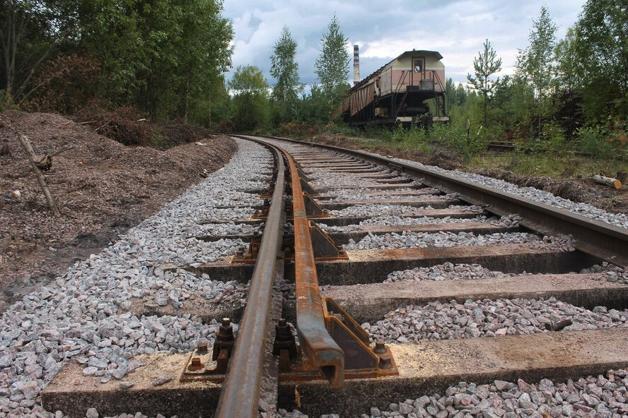 Внутри колеи настил должен быть. Уголок контррельсовый СП 850. Рельсы контррельсовые РК-50. Контррельс РК 50. Контррельс р65.