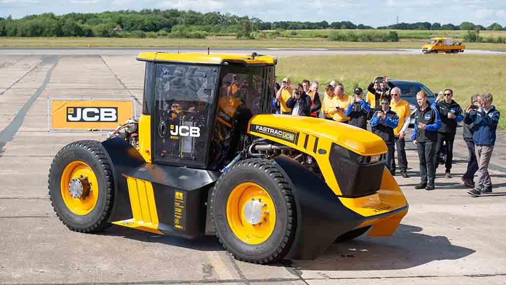 Британский производитель строительной и сельскохозяйственной техники JCB при поддержке гоночных специалистов из Williams Advanced Engineering создал самый быстрый в мире трактор и разогнал его до максимальной скорости — 166,7 км/ч!