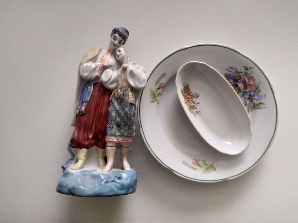 Невзрачные советские тарелки и сегодня найдутся во многих семьях. А у некоторых и раритеты вроде казака с казачкой имеются! 