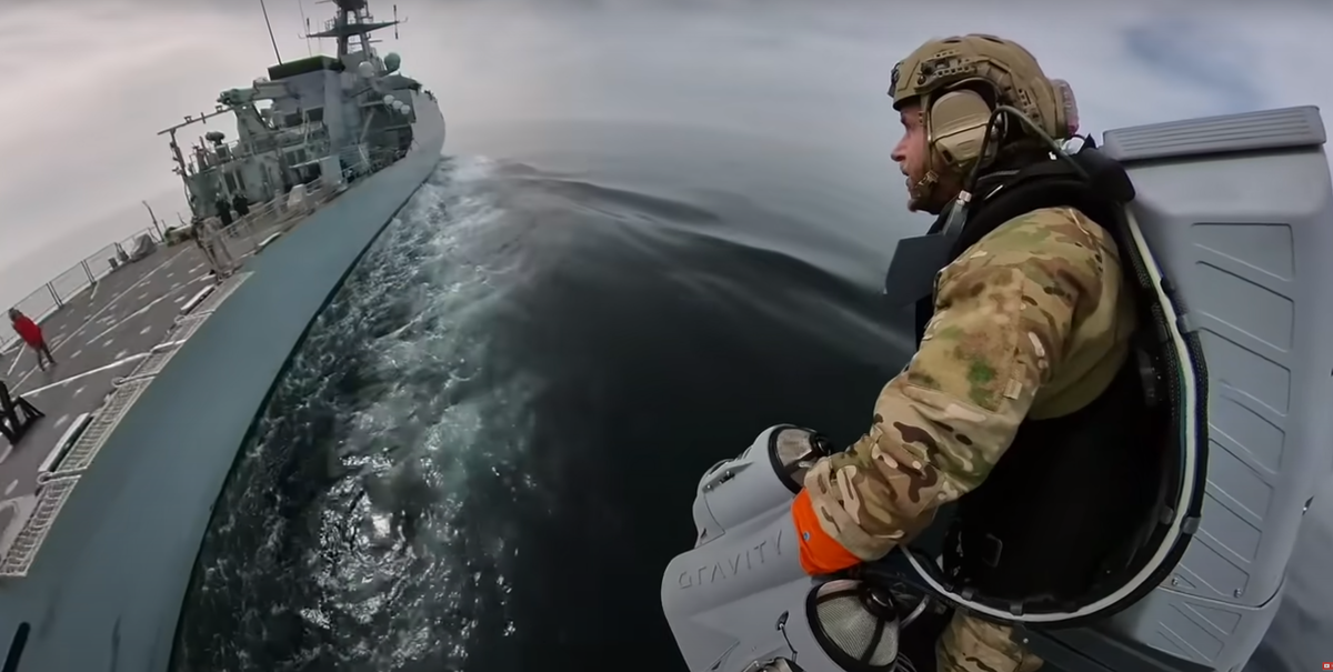 Скриншот из видео Royal Marines Jet Suit Boarding Ex / канал Gravity Industries