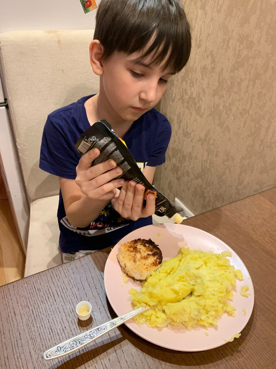 Рыбная котлета. Рыбу сын вообще напрочь есть отказывался. 