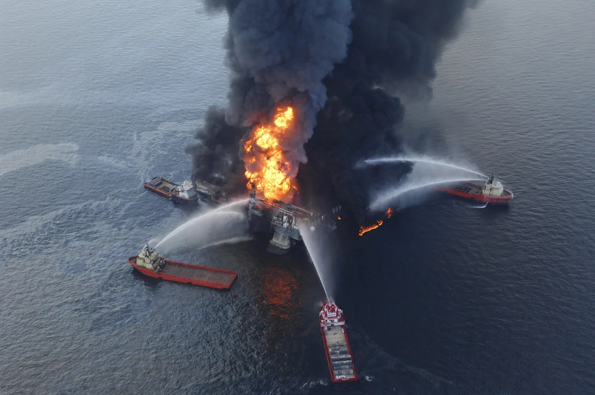 15 апреля 2010. Глубоководный Горизонт авария 2010 в мексиканском заливе. Разлив нефти в мексиканском заливе 2010. Взрыв нефтяной платформы Deepwater Horizon в мексиканском заливе. Бритиш Петролеум авария в мексиканском заливе.